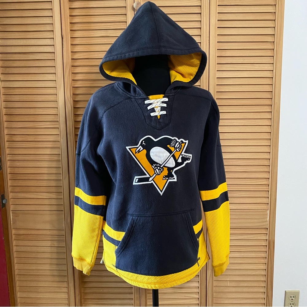 Boy’s Large 14/16 Pittsburgh Penguins hockey CCM Black and Yellow Lace-Up Hoodie